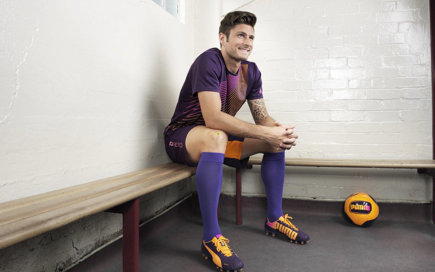 迟到一年终归位！安切洛蒂巴黎捧起2024年金球奖年度最佳教练奖杯